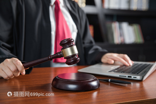 律师法锤 从象征到现实，法律职业的双重隐喻